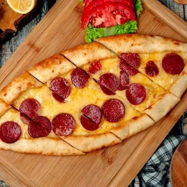 Kaşarlı sucuklu açık pide