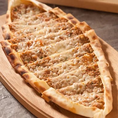Kıymalı kaşarlı açık pide