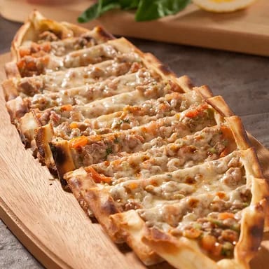 Kuşbaşılı kaşarlı açık pide