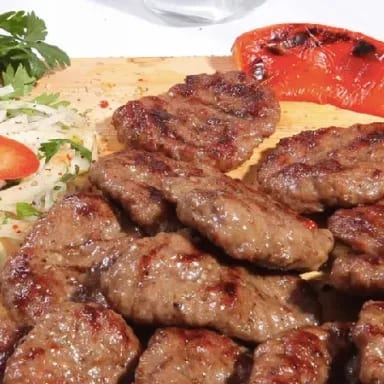 Salatalı ızgara köfte tabağı