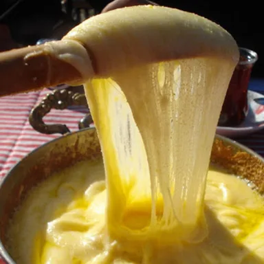 Bakır sahanda kuymak