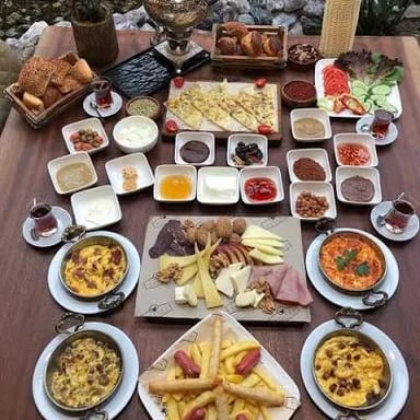 Dört kişilik serpme kahvaltı sofrası