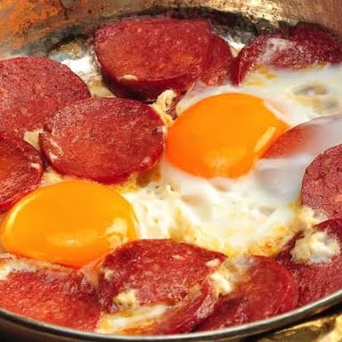 Sahanda sucuklu yumurta